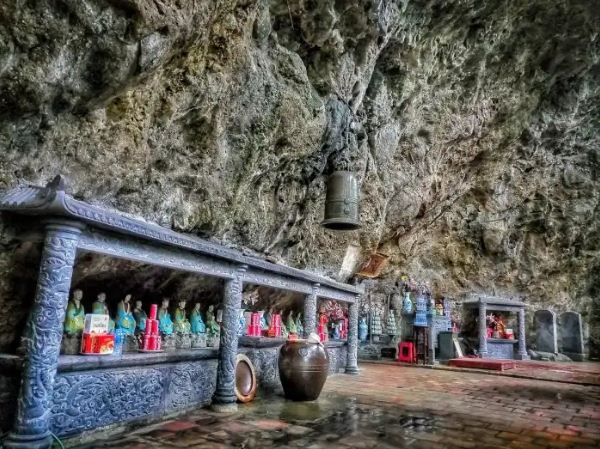 Thien-Ton-Pagoda-Cave-Ninh-Binh-Vietnam-2